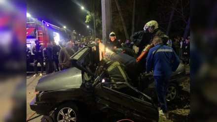 В Воронеже пассажиров зажало в искорёженном после ДТП на Ростовской авто 