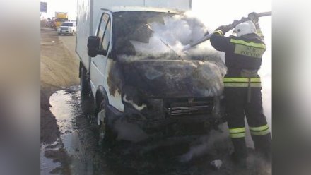 В Воронежской области на дороге вспыхнул грузовик