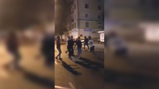 Воронежцы сняли на видео массовую драку с иностранцами у популярного кафе