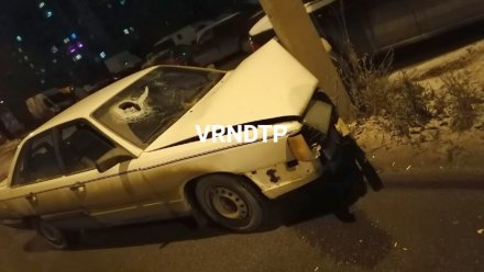 В Воронеже водитель Audi 100 протаранил столб: пострадала пассажирка