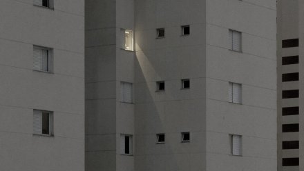 В Воронеже из окна 16-этажки выпал мужчина