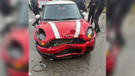 В Воронеже 18-летний парень на Mini Cooper устроил ДТП с пострадавшей