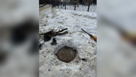 Люк у образовательного центра «Траектория» закрыли после падения воронежца