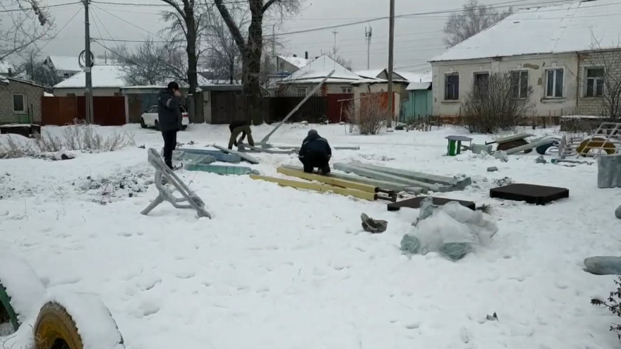 Новую детскую площадку в воронежском дворе начали устанавливать в снег