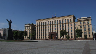 В Воронеже девушку и мужчину оштрафовали за плакаты против спецоперации на площади Ленина