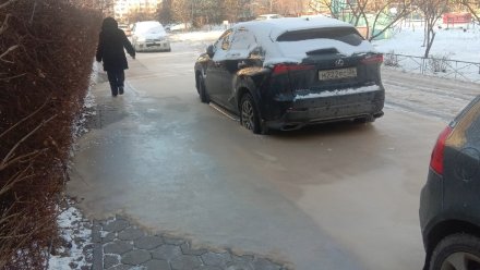 В Воронеже машины вмёрзли в канализационные стоки после потопа на Шишкова