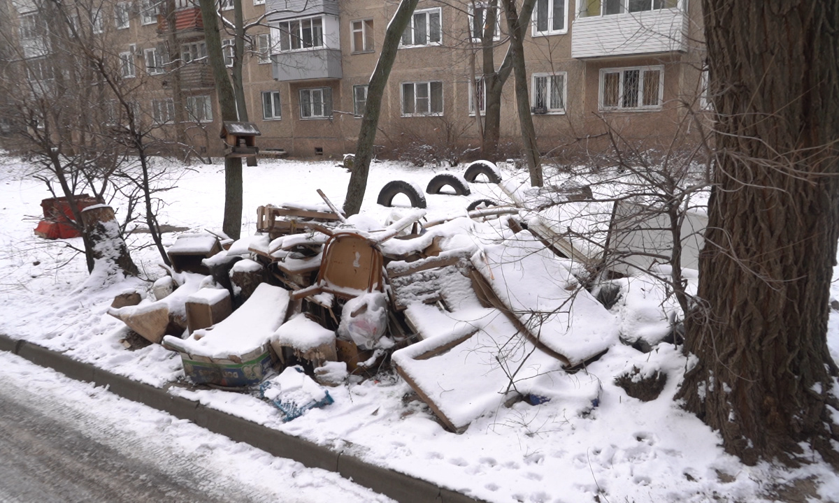 В Воронеже горы хлама из очищенных подвалов оказались во дворах домов –  Новости Воронежа и Воронежской области – Вести Воронеж