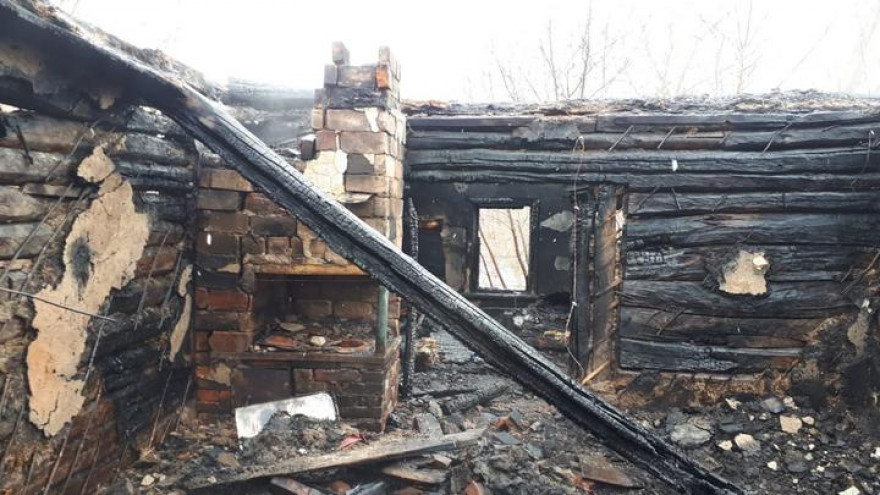 Появились фото с места пожара в воронежском селе, где нашли тела трёх человек