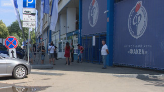 В выходные в центре Воронежа запретят парковку из-за матча «Факел» – «Сочи»