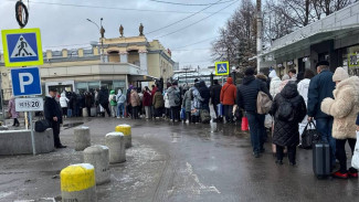 Огромная очередь на поезд в Москву выстроилась у вокзала Воронеж-1