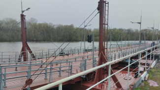 В Воронеж по Дону доставили первый в России двухполосный понтонный мост