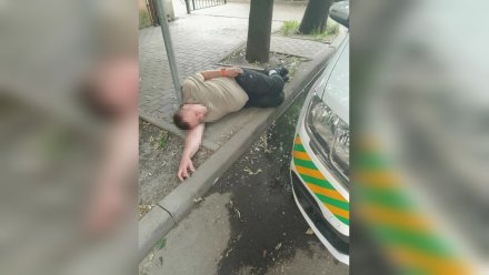 Мужчина потерял сознание и рухнул на асфальт в центре Воронежа