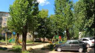 Шесть дворов Воронежа защитят от паркующихся водителей
