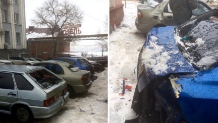 В центре Воронежа упавший с крыши снег со льдом разбил ещё 4 машины
