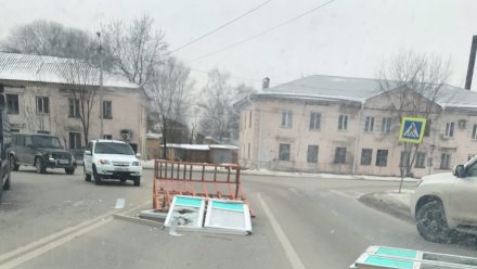 Грузовик потерял пластиковые окна на оживлённом перекрестке в Воронеже