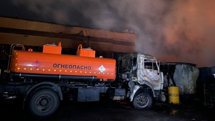 Охвативший огнеопасные бензовозы пожар в Воронеже удалось потушить в последний момент