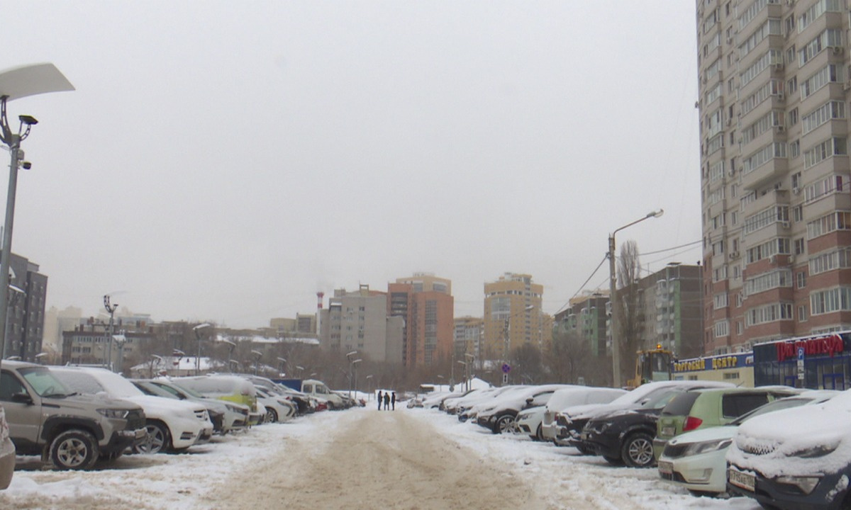 Жильцы воронежской многоэтажки превратили бесплатную парковку в закрытую  территорию – Новости Воронежа и Воронежской области – Вести Воронеж