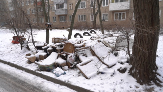 В Воронеже горы хлама из очищенных подвалов оказались во дворах домов