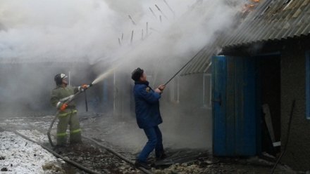 Жилой дом, сарай и баня сгорели при пожаре в Воронежской области