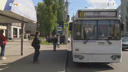 Движение троллейбуса №11 остановили в Воронеже из-за огромной ямы на дороге