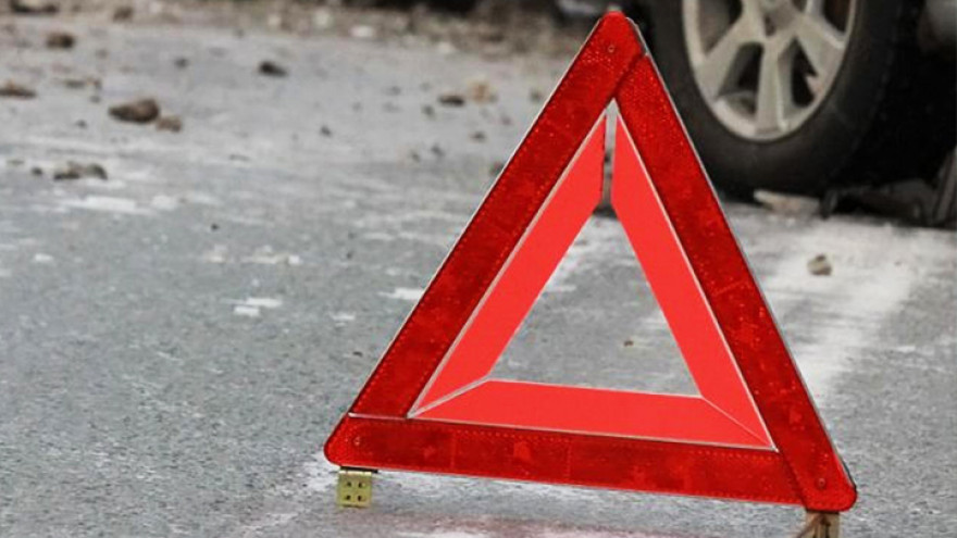 В Воронежской области прицеп фуры отбросило на автобус: пострадал ребёнок