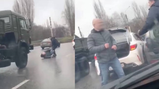 Два водителя подрались посреди дороги в Воронеже: появилось видео