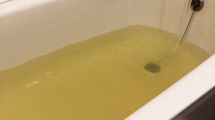 Воронежцы массово пожаловались на жёлтую воду с песком из кранов