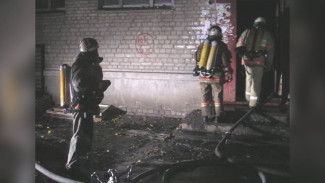 Мужчину эвакуировали из горящего дома в богучарском военном городке