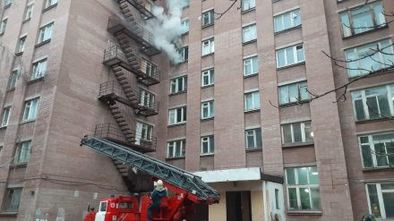 Пожарные спасли четырёх человек из загоревшегося общежития воронежского университета