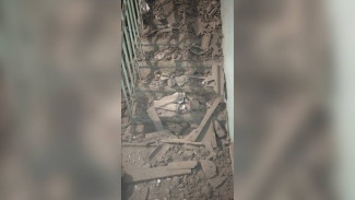 Воронежцы потребовали признать аварийным дом с рухнувшим потолком в подъезде
