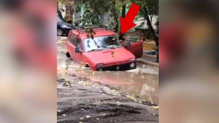 В Воронеже легковушка «утонула» в луже во дворе жилого дома