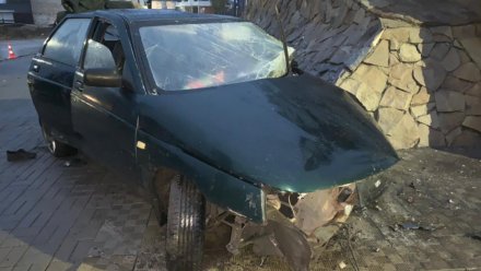 В воронежском райцентре автомобилист врезался в памятник лётчикам и получил травмы
