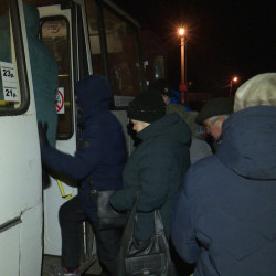 Жители воронежского микрорайона выстроились в очереди на единственный автобус за 23 рубля