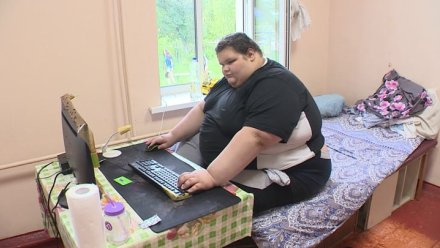 Отказался от операции и играет в Skyrim. Как под Воронежем живёт самый толстый парень России