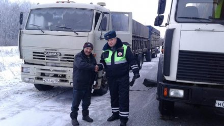 Под Воронежем инспекторы ГИБДД помогли дальнобойщику, замерзавшему на трассе из-за поломки