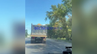Упавшая на дорогу опора ЛЭП парализовала движение на улице Острогожской в Воронеже