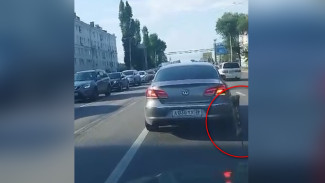 В Воронеже разъярённый автомобилист воткнул нож в машину глухонемого водителя