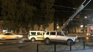 Воронежцы сообщили о влетевшем в столб пьяном водителе автомобиля служебных приставов