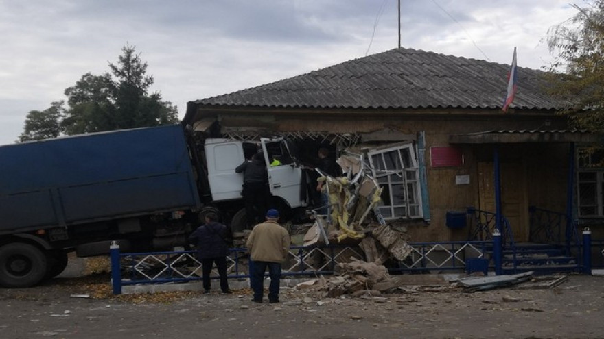 В Воронежской области фура врезалась в здание администрации: водитель погиб