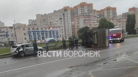 Воронежцы сообщили о ДТП с перевернувшимся грузовиком на МП