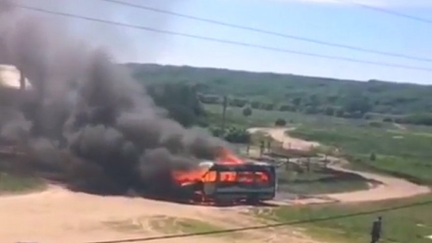 Воронежцы поделились эпичным видео горящего микроавтобуса