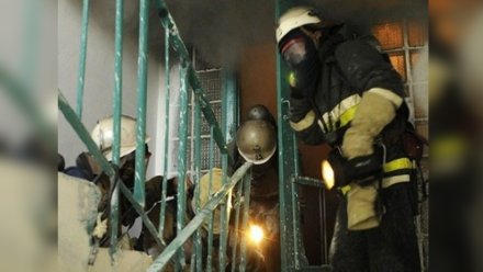 Четырёх человек эвакуировали из горящей 4-этажки в центре Воронежа: есть пострадавшая