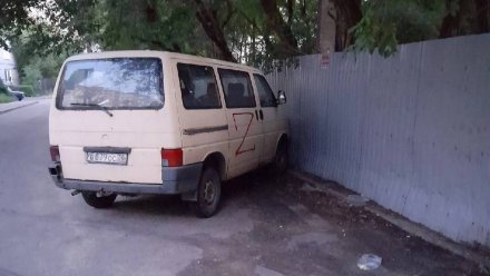 В Воронеже видеокамеры записали вандалов, изрисовавших автомобили буквой «Z» 