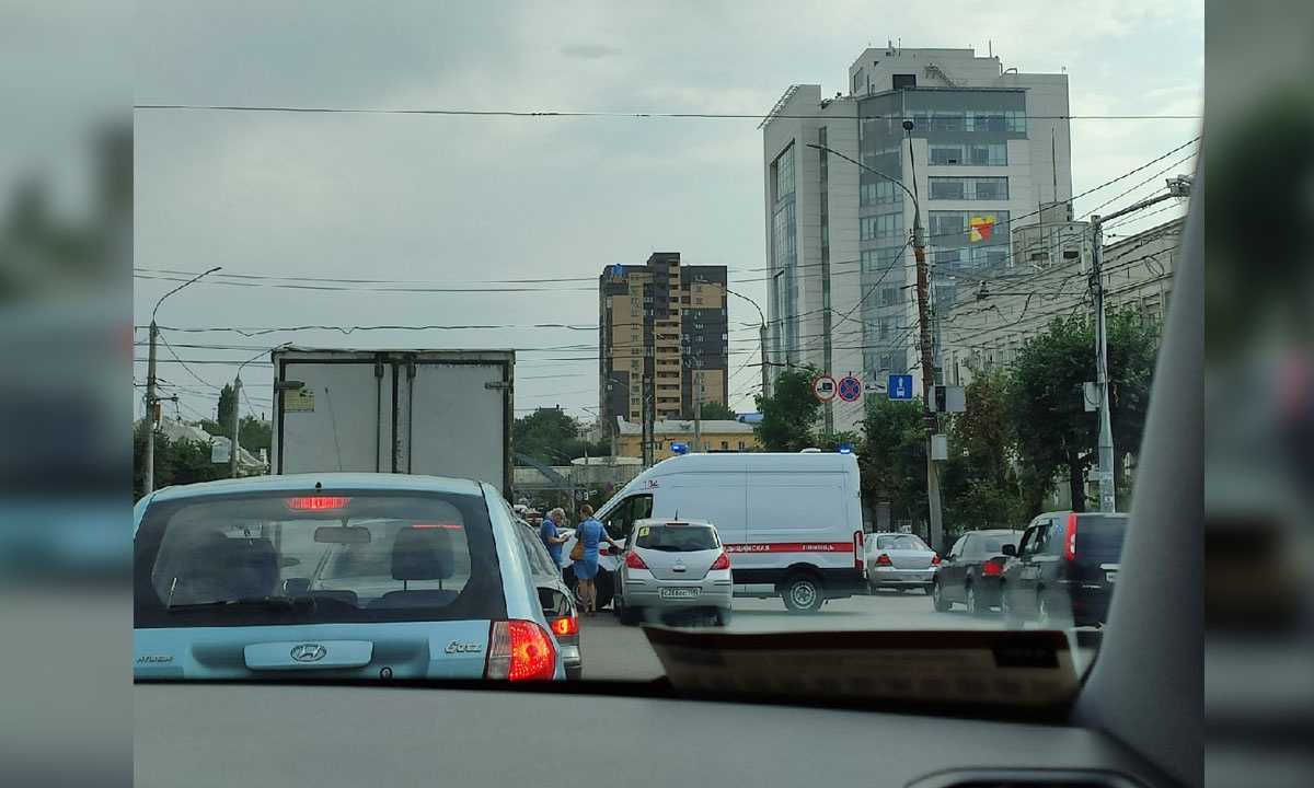 Пр встать. Авария Воронеж Московский проспект такси 12.07.2012. 04.06.2022 Года ДТП В Воронеже на барикандой фото. Авария в Воронеже напротив далеко от Ашана града.