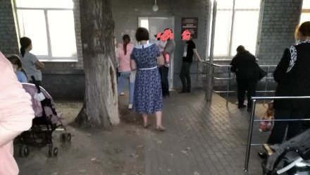В Воронеже очередь к педиатру в детской поликлинике растянулась до улицы