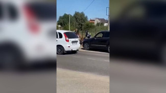 Воронежцы сняли на видео жёсткое задержание подростков-скутеристов