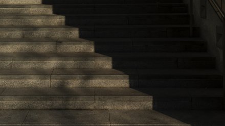 В Воронеже супруги нашли в подъезде истекающего кровью сына