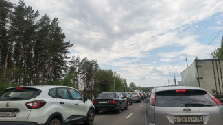 Серьёзная пробка заблокировала выезд из Воронежа