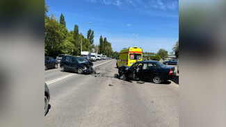 Три человека пострадали в лобовом ДТП в Воронеже