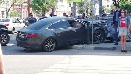 В центре Воронежа Mazda вылетела на тротуар после ДТП